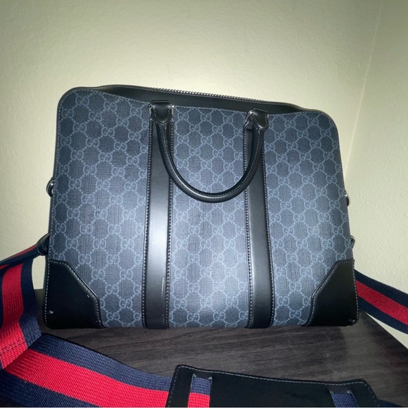 The GG motif enriched with the Web strap and black leather trims. - Picture 5 of 12